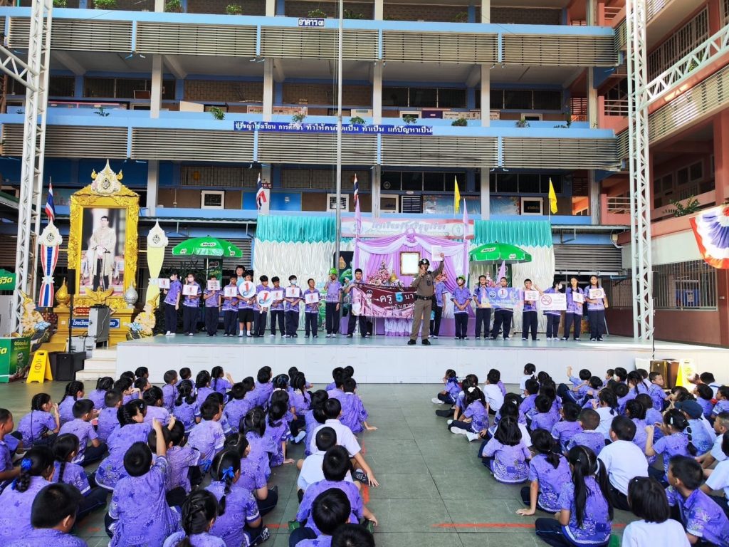 ให้ความรู้  เรื่องบุหรี่ไฟฟ้า กฎหมายจราจร เกี่ยวกับการขับขี่สวมหมวกนิรภัย การใช้สะพานลอย การใช้ทางม้าลายแก่เด็กนักเรียนโรงเรียนวัดศรีบุญเรือง