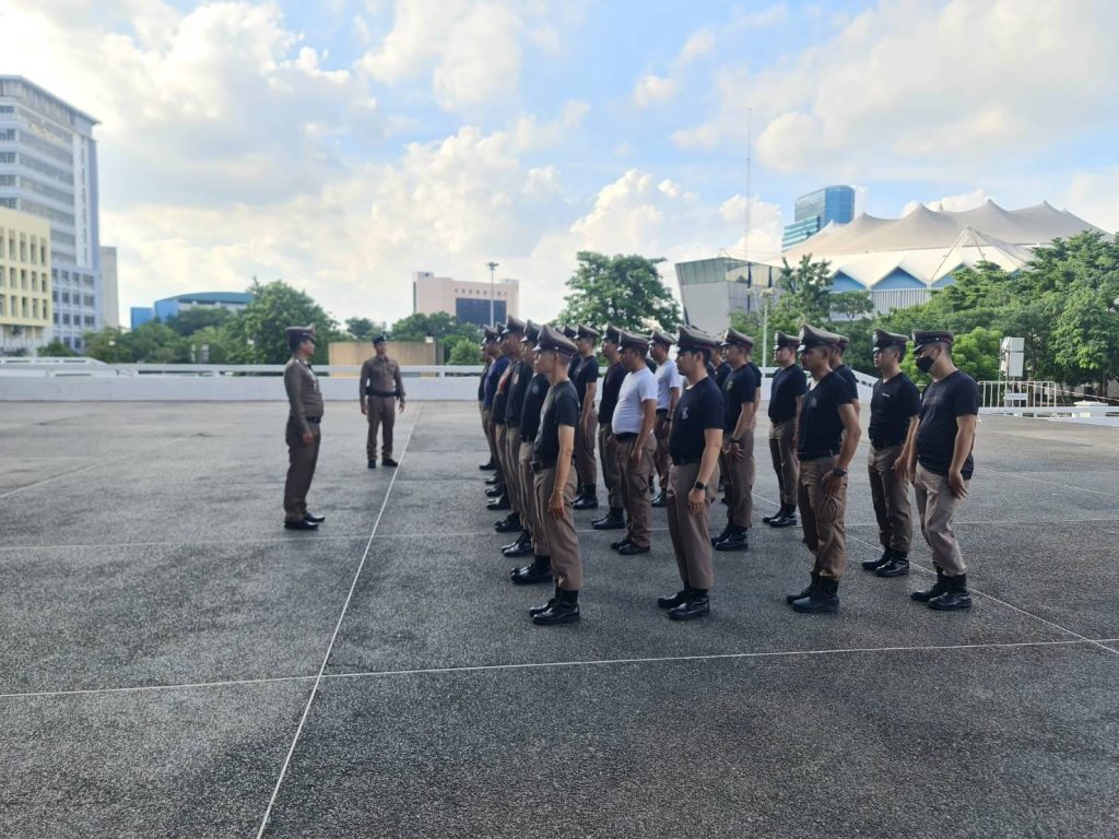 ทำการฝึกบุคคลท่ามือเปล่าพร้อมนำกายบริหาร ให้แก่ข้าราชการตำรวจผู้เข้ารับการฝึก