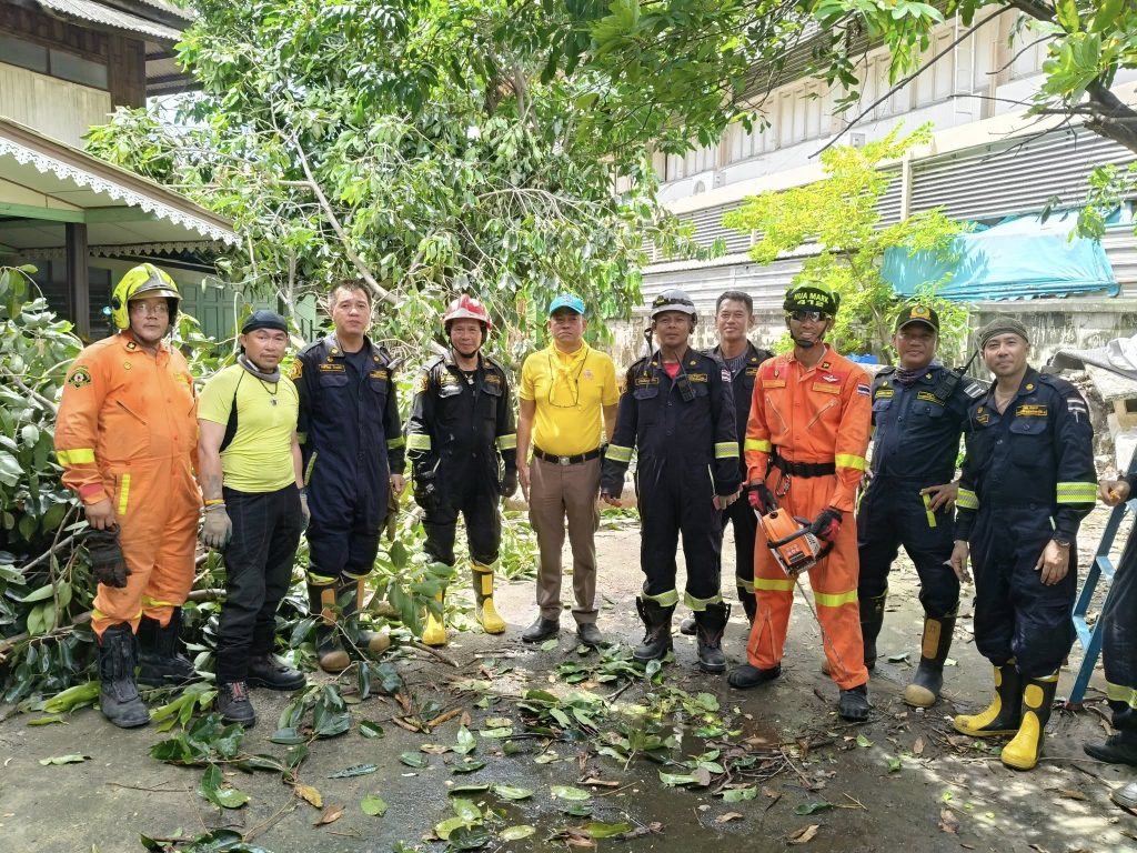 “โครงการจิตอาสา ภัยภิบัติ ทำความดี ด้วยหัวใจ” ช่วยเหลือต้นไม้ล้มทับบ้านเรือนประชาชนที่ได้รับความเดือนร้อนจาก พายุบัวลอย